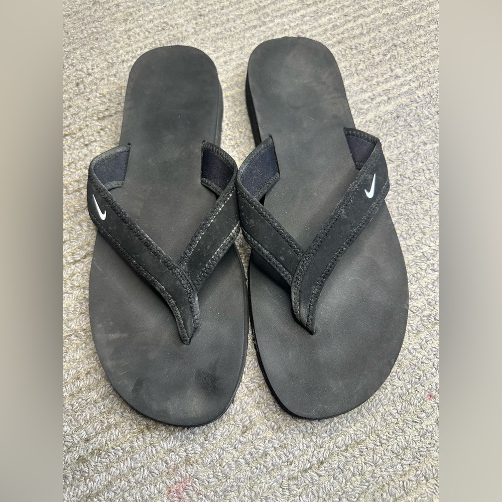 Women’s size 12 black Nike flip flop sandals shoes
